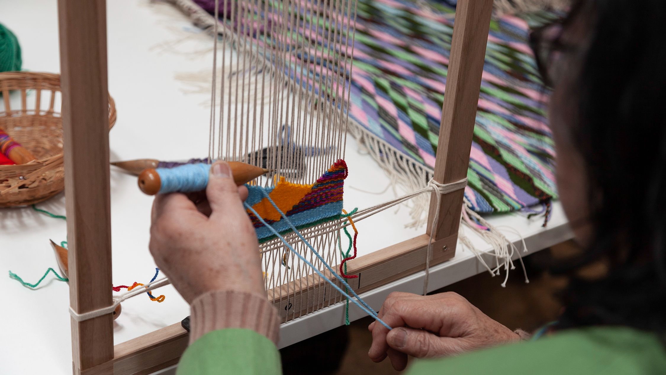Shuklay Tahpo weaving at the ATW. Photo by Jacqui Shelton.
